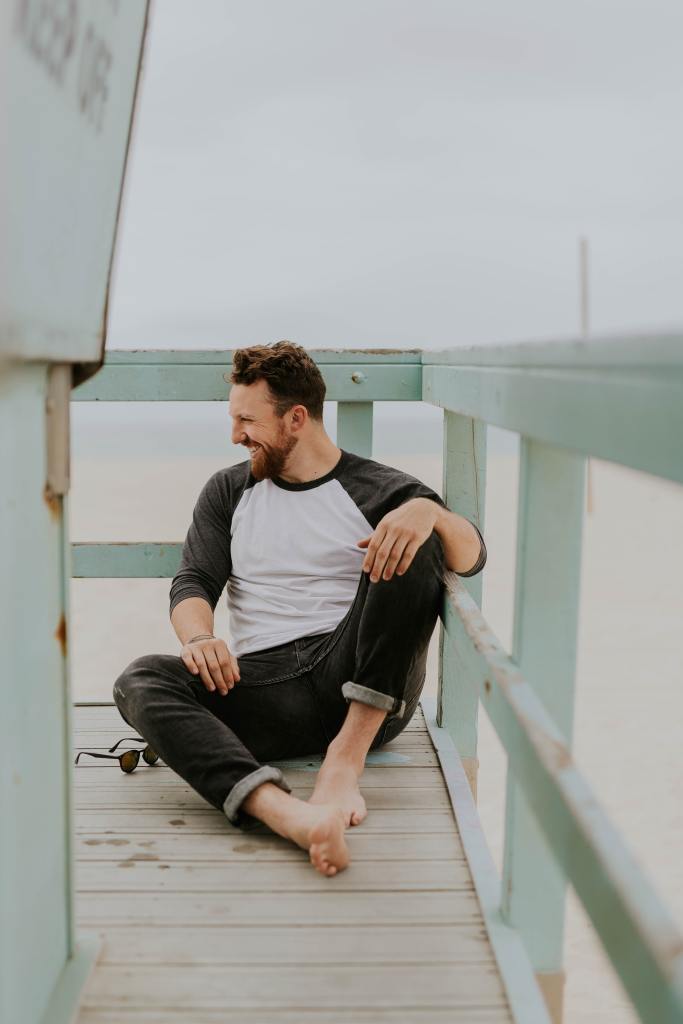 uomo a piedi nudi che fa sesso gay, e si chiede come incontrare gay e quale sia la app migliore, costui è interessato alle guide e riviste gay italia e a mr italia 2019