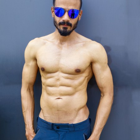 uomo che riflette su discrimazione gay omofobi e omofobia varia