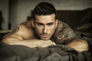 Un uomo che legge racconti erotici gratis, storie erotiche mogli amatoriali, libri erotici milf e bisex, storie di attrazione omosessuale, racconti erotici amatoriale