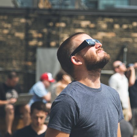 uomo barbuto che pensa a come fare coming out e outing nel 2020, cos'è davvero il coming out in italia e come farlo