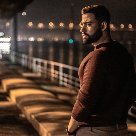 uomo che riflette su come tradire senza farsi scoprire, cosa fare quando si è traditi nel matrimonio