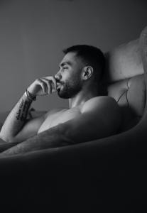 uomo che pensa a come conoscere uomini gay caserta, come fare incontri gay a caserta e dintori, bakeka annunci incontri ragazzi gay