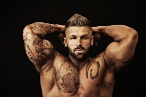 uomo che pensa a come perdonare un tradimento confessato e ripetuto, forum e opinioni su perdonare il tradimento si o no