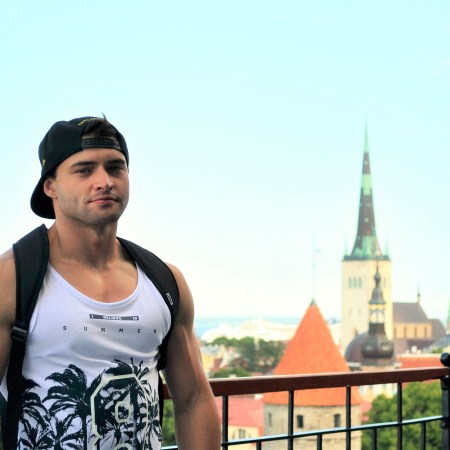 uomo che pensa a gay trampling, gay feet videos e slaves