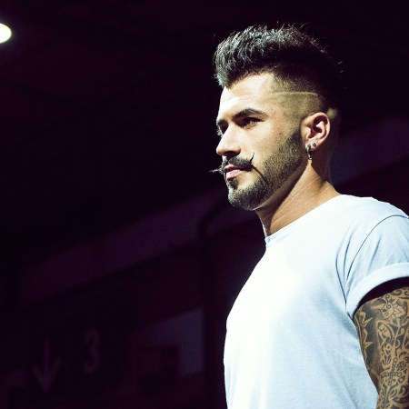 uomo che pensa alle sue esperienze gay e alla possibilità di adozione coppie gay in italia