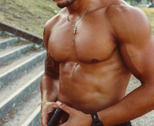 gay orgia porno, la storia di un ragazzo ventenne che con 3 amici, delle trans e degli uomini neri fa un orgia