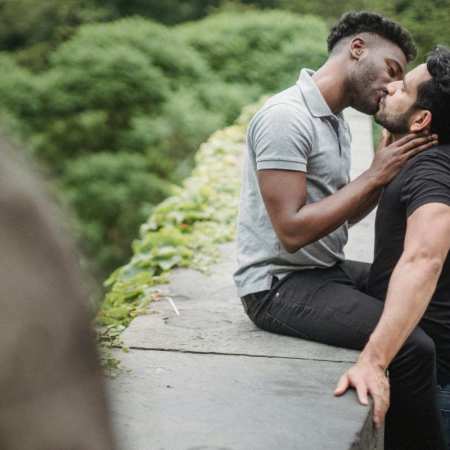 bacio gay fra due uomini in questo racconto gay