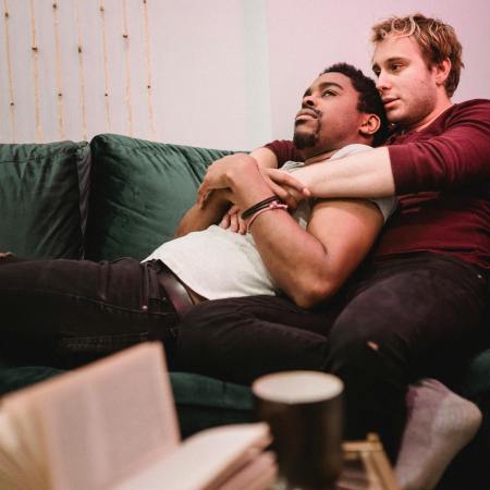 storia gay di omosessuali felici in relazione finchè non interviene la nonna omofoba