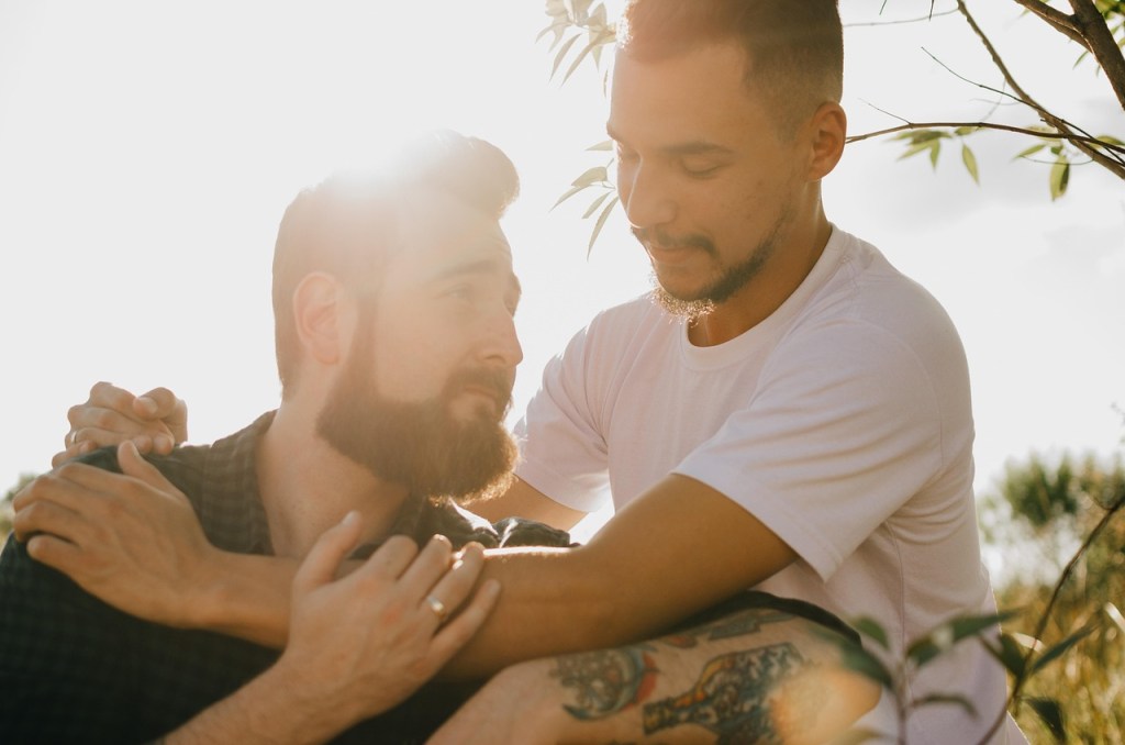 Storia di amicizia gay in cui uno dei due viene ignorato all'improvviso